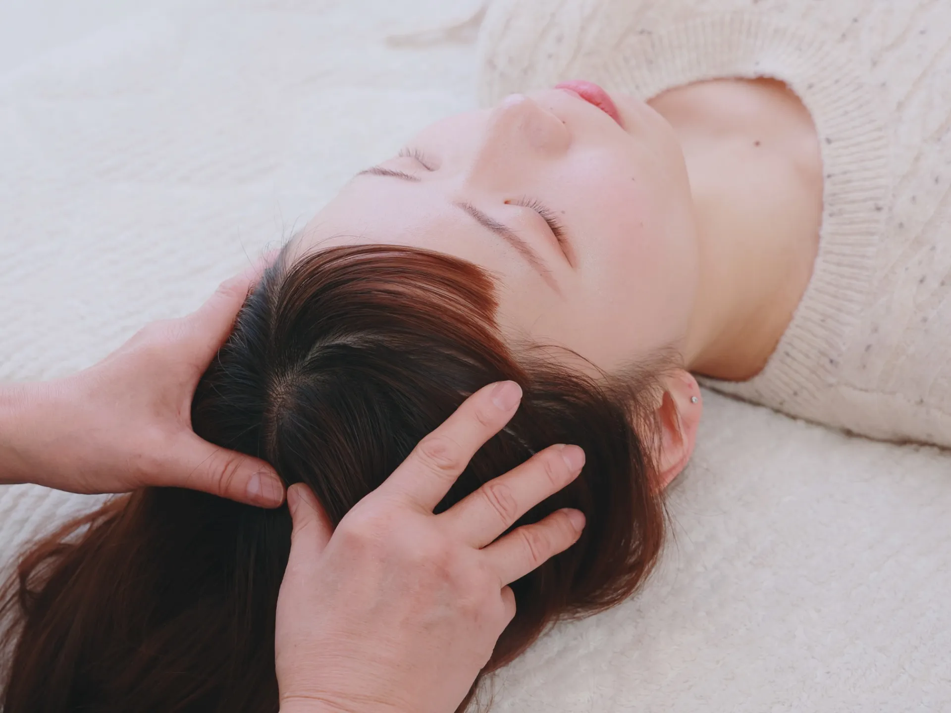 「ドライヘッドスパって何が違うの?」頭蓋骨をほぐすと、顔も体も心も変わる理由。